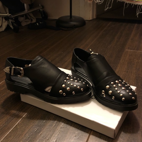 Forgot to return within 30 days. Too big for me - Picture 1 of 3